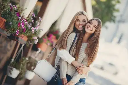 女人购物商场快乐的女朋友从商场购物后回来照片