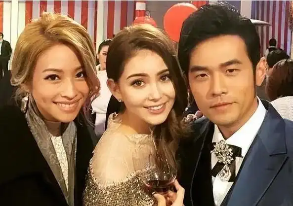 周杰伦昆凌夫妇现身活动周杰伦干净瘦帅两人穿着不协调