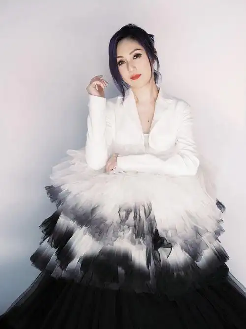 打开凤凰新闻,查看更多高清图片2022年6月27日,杨千嬅登上《声生不息