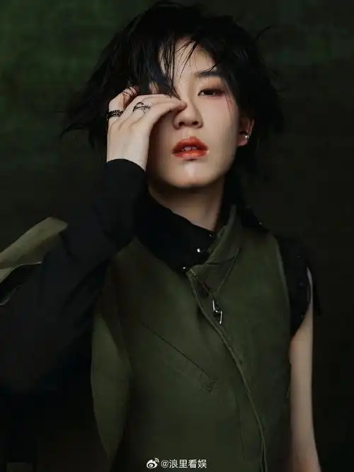 陆柯燃穿的解构主义高定衣裙