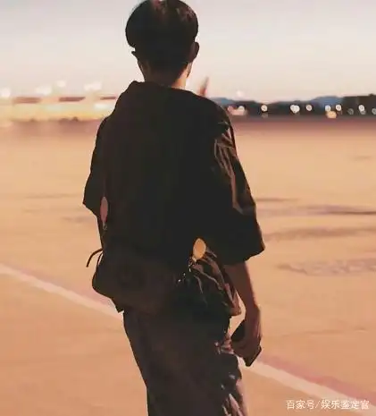 肖战路透图流出,上演背影杀,高糊画质难掩帅气