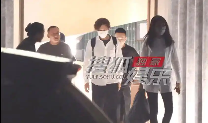 钟汉良新恋情?深夜与疑似妻子谢易桦同行引热议