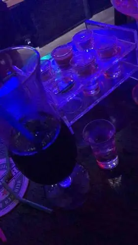 打分 一个名字很吸引人的酒吧, 酒,真是一个好东西,能让人寻求往事.