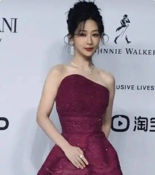 当37岁杨幂和35岁倪妮坐一起,一个美如新娘,一个像陪嫁丫鬟_裙子_造型