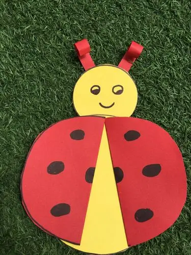 第六步:将触须用固体胶粘贴的头顶,本次手工就制作完成了.