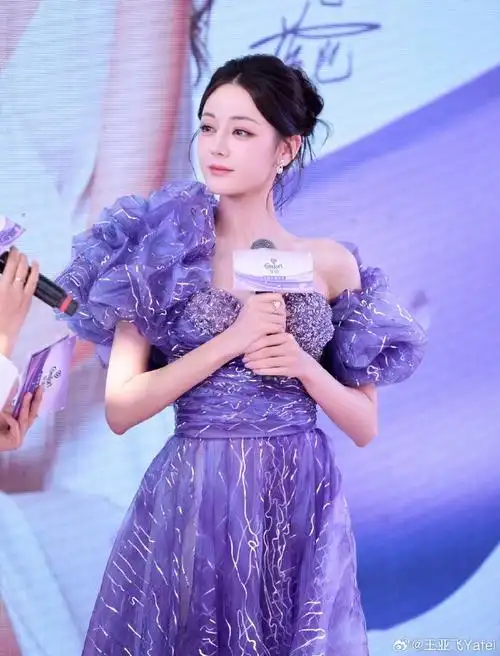 在春城给#迪丽热巴#化春天妆  化妆:王亚飞@-wowstudio-  #迪丽热巴