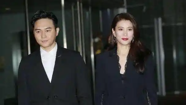 张智霖独创"张氏牵手",和袁咏仪逛街被偶遇,感觉又是去买包包_时候