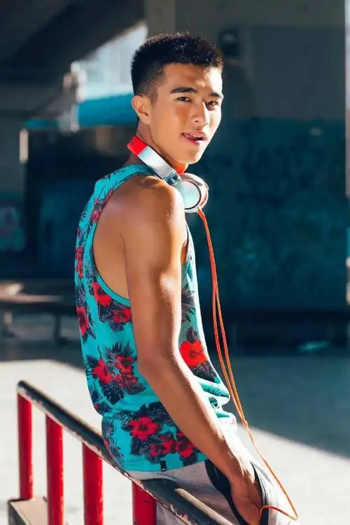 脸不算帅的出众,肌肉不算大只,腹肌胸肌只能算隐隐可见,但是整体感觉