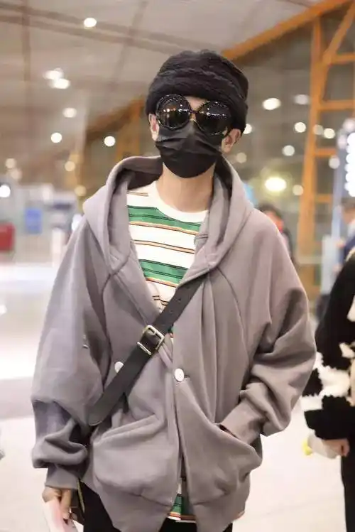 知名歌手汪苏泷街拍照曝光,条纹衫搭配小帽,随性又帅气_休闲_风格