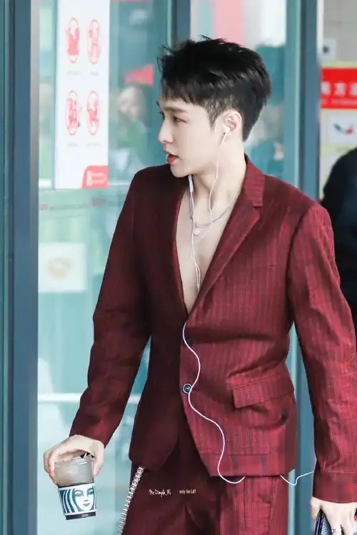 张艺兴酒红色西装