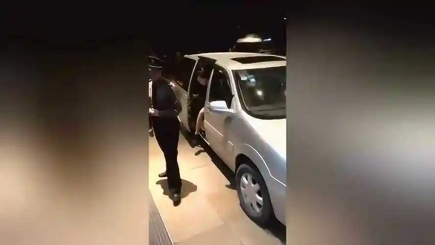 香港女明星,下车自己关车门!