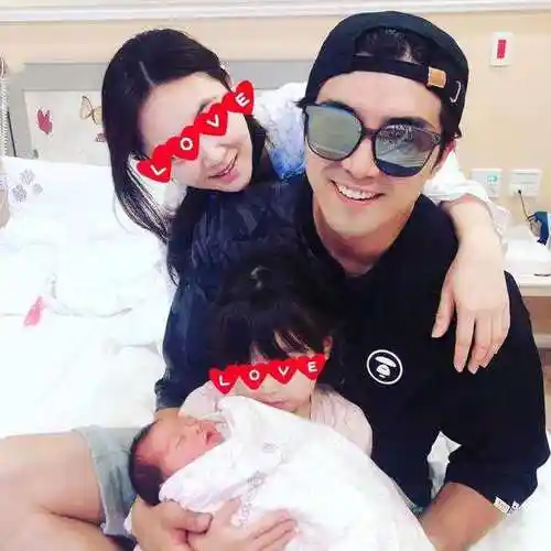 贺军翔称三胎确定是儿子再生 曾因星座让老婆提前剖腹