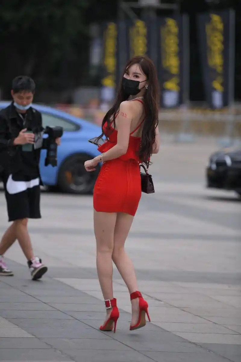 红色高跟鞋配红裙,整条街最亮眼!