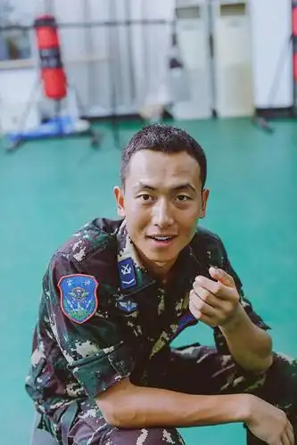 王威:《真正男子汉2》聚会合照:(6)给你防晒霜,自己拿着用(5)把腰带放