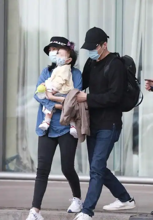 高圆圆带女儿台北公园玩耍被偶遇,网友爆小姑娘跟赵又廷一模一样