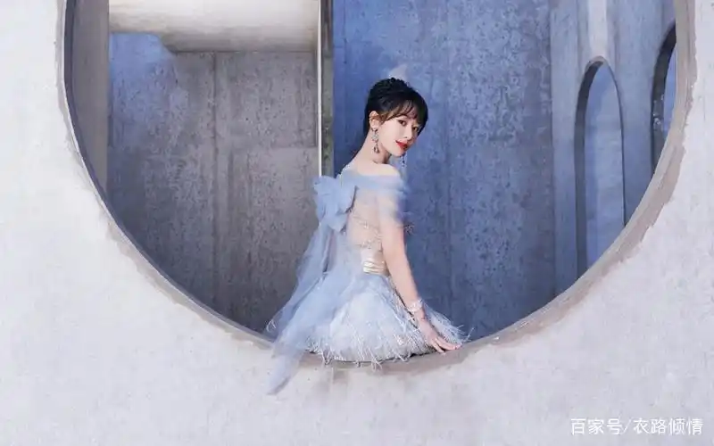 杨紫水雾蓝露肩羽毛纱裙长礼服