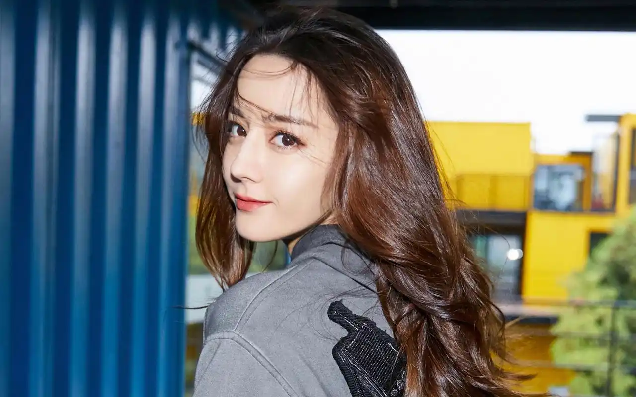 迪丽热巴时尚街拍高清桌面壁纸