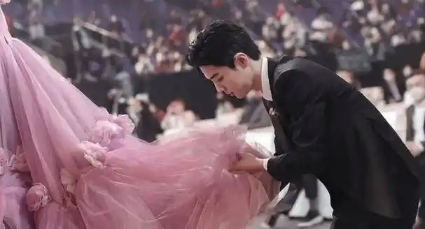 星光大赏杨紫四次对肖战喊加油,微博之夜肖战全程照顾杨紫_裙子_时候