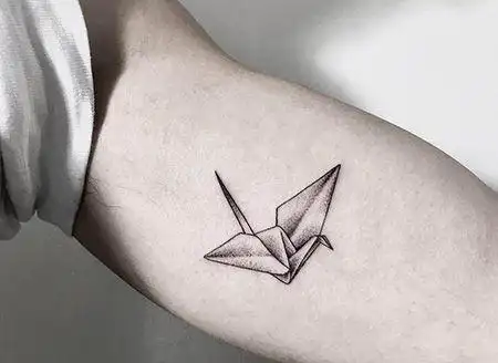 大臂个性的千纸鹤纹身图案