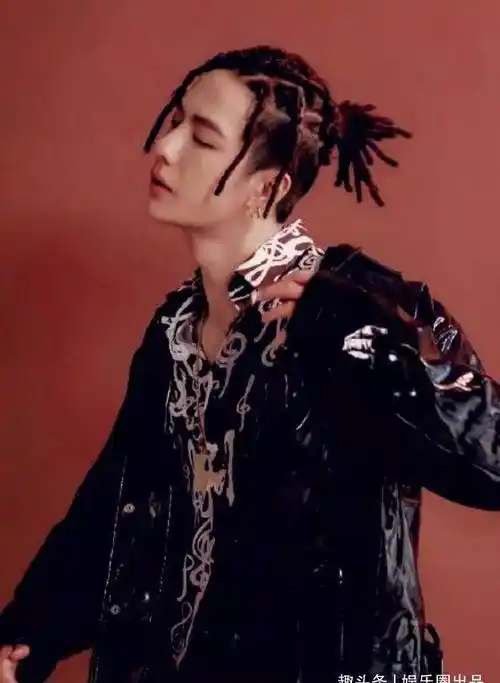 原创王一博尝试新发型挑战非洲脏辫引热议被指颜值降低了一半