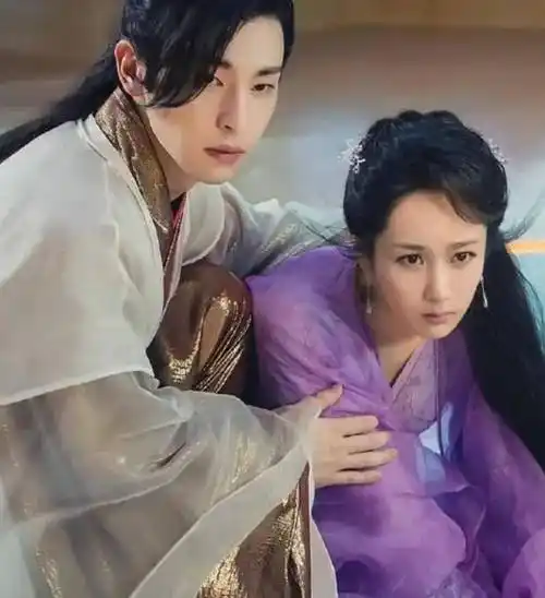 原创杨紫和井柏然视频毫不避讳谈吻戏片段这是那个文静的杨紫吗