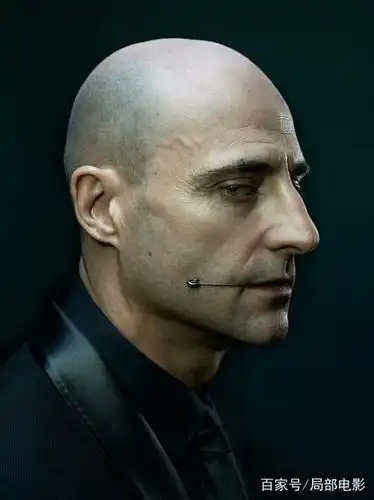 没错,他就是光头坏蛋专业户马克斯特朗,哈哈,还是光头看着更适合他吧.