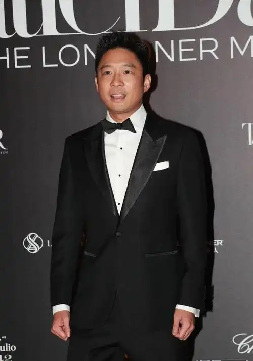 霍启山在澳门出席时尚活动,整个人显得很有绅士范儿.