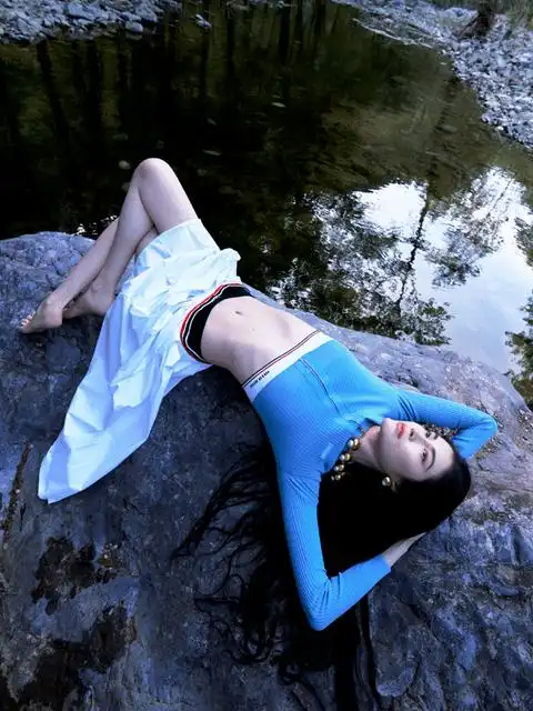 超模何穗大片释出超短裙露白皙美腿肋骨明显突出