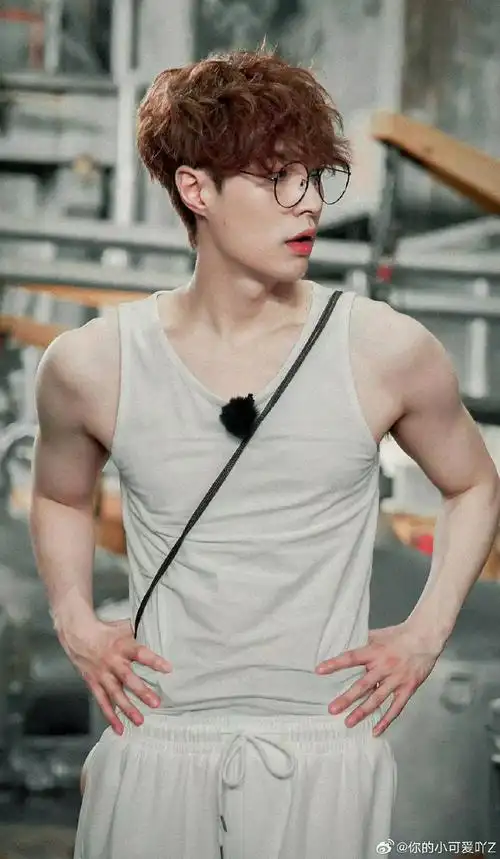 张艺兴出演敦煌主题音乐话剧# 

这宽肩窄腰翘臀大长腿·谁又能轻易