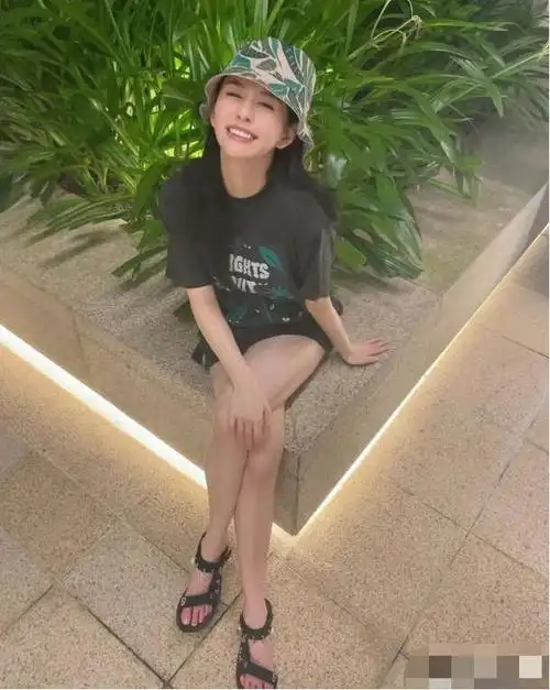 邱淑贞大女儿沈月秀长腿露脚趾打破二趾长过公趾宿命