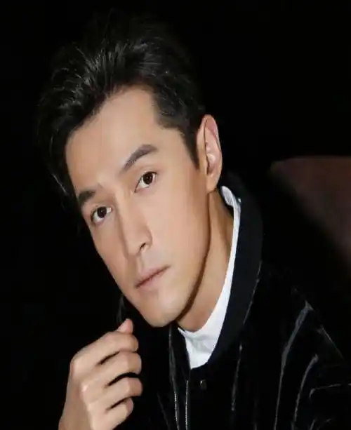 胡歌,从一个阳光少年变成一个有礼有节,沉稳有魅力的绅士