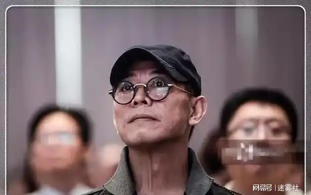 李连杰近照引热议头戴花染黄头发不显老态抱着向佐女儿很亲密