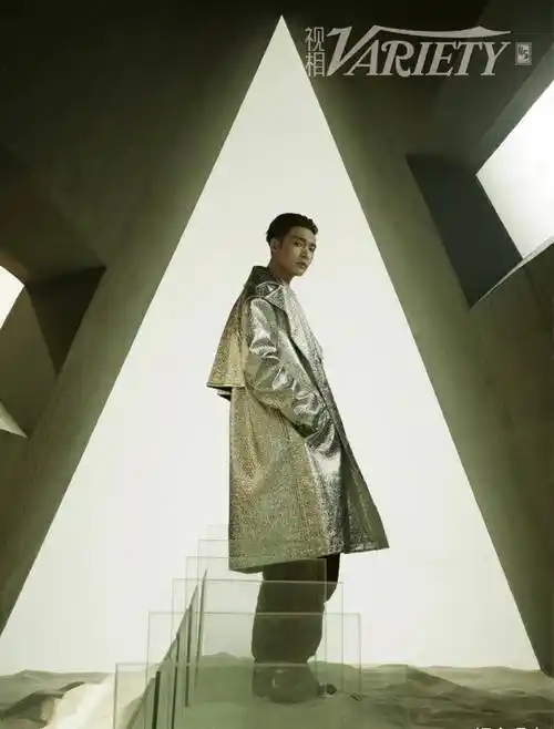 原创张艺兴受邀参加杂志拍摄嗦粉成大片最后一张有红光更显朦胧