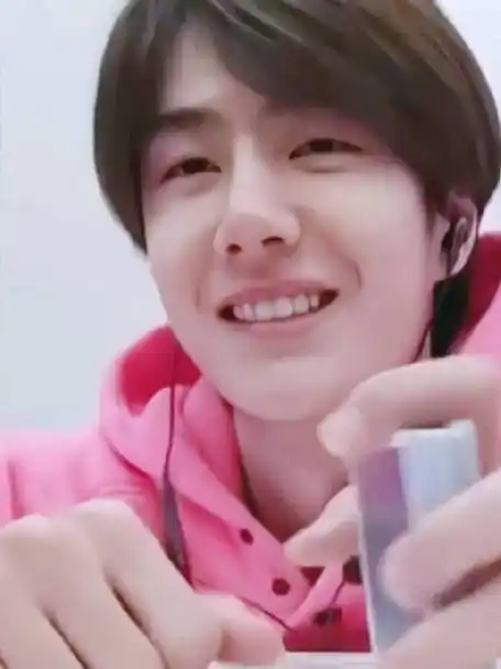 王一博#|#王一博的考古日常#    好喜欢素颜顺毛魔术啵啵 好帅好温柔