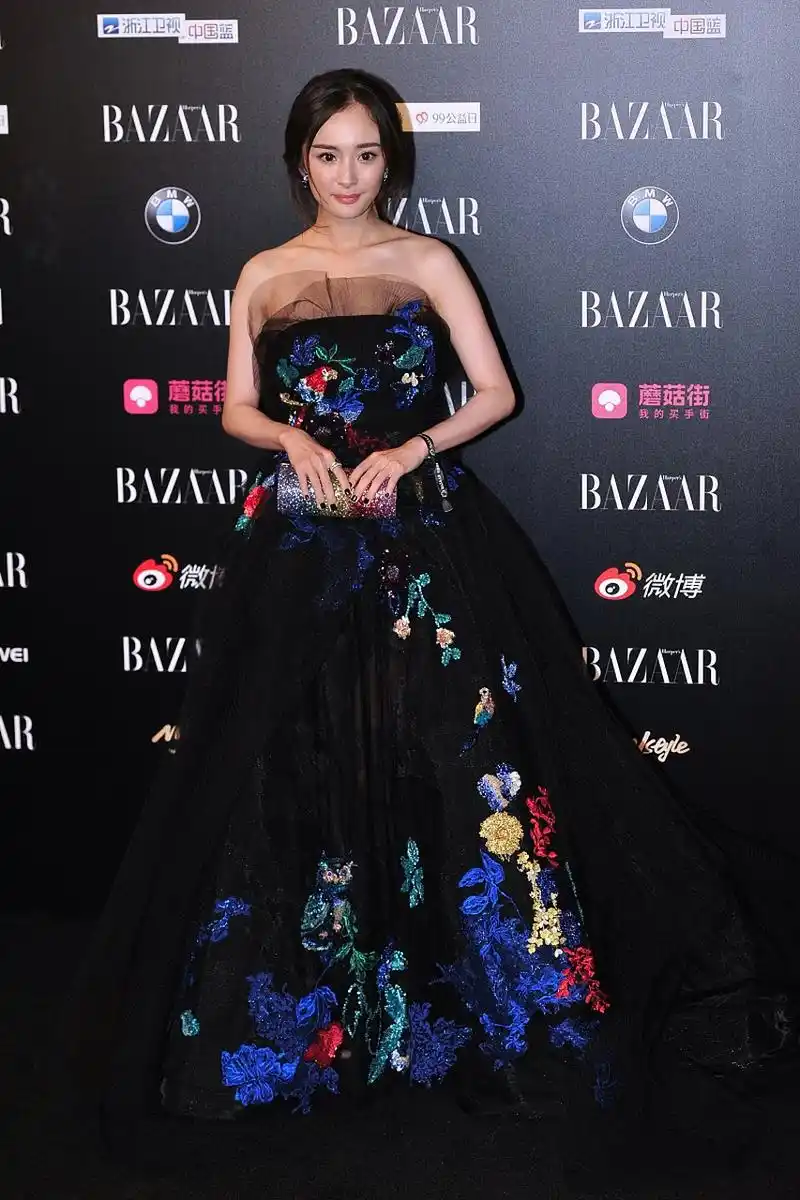 杨幂亮相电影节红毯,最新造型引争议!