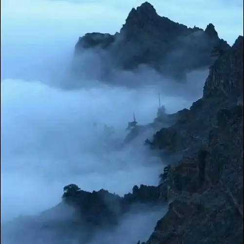 迷人的山中景色云雾缭绕颇有人间仙境的味道