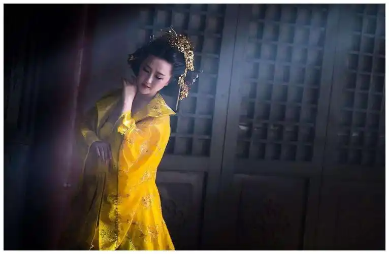 古代妃子打入冷宫后,太监会做一件事,妃子发现后"敢怒不敢言"