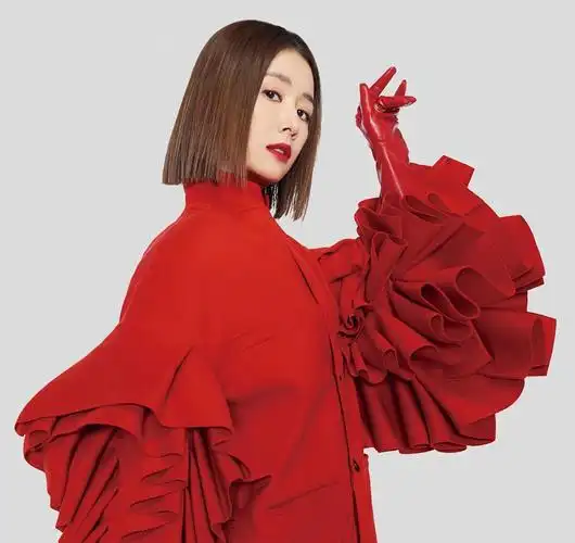 林心如婚后变气场穿上万透视裙配红唇大卷发美得我都认不出了