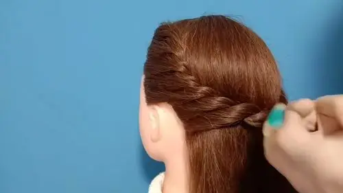 低难度高颜值妈妈盘发中长发妈妈过年发型这样盘起来气质倍增