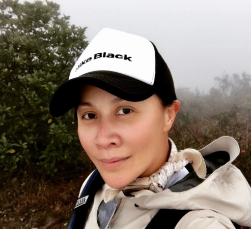 刘嘉玲晒素颜自拍超自信!独自登山感慨:爱自己