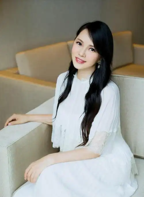 50岁慈善家伊能静身着蛋糕裙甜美减龄有内涵