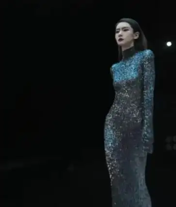 也许是因为一家四口都备受关注,所以戚薇备受瞩目.