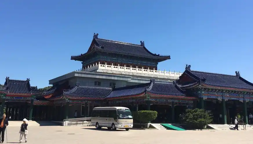 扩建的八宝山革命公墓大礼堂外景.