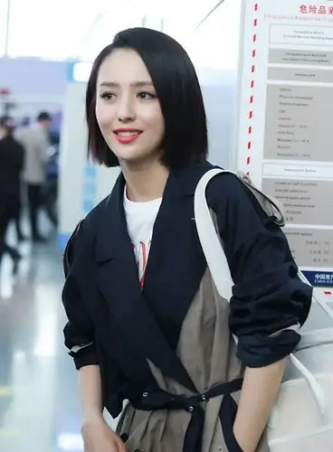 佟丽娅拼接风衣走机场气质全开,剪波波头短发少女感十足,美翻了