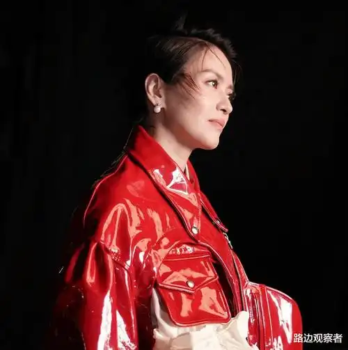 梁咏琪台北小巨蛋献唱,低胸装束性感亮相,连唱8首经典歌曲为个唱热身