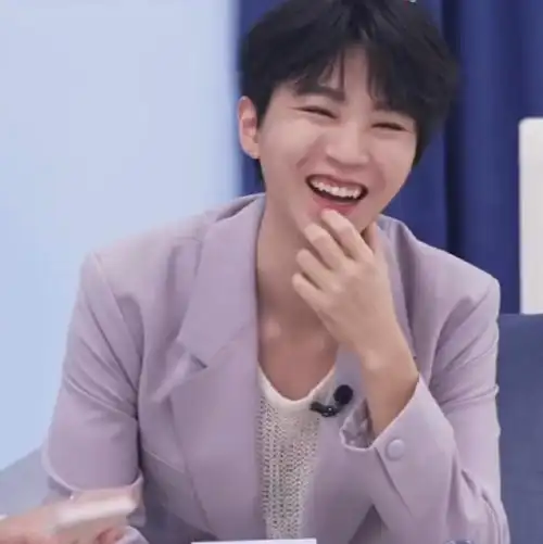 王俊凯超话小时候笑起来弯弯的眼睛和小猫纹和现在完全没变呀#王俊凯