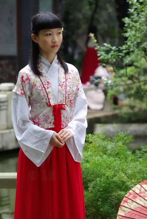 p>汉服,全称是"汉民族传统服饰",又称汉衣冠, a href="#">汉装 /a>,