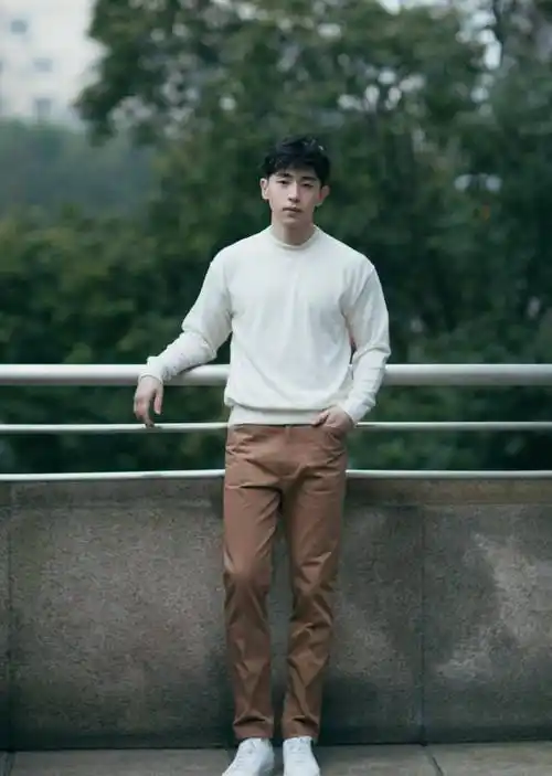 这样的颜色穿在邓伦身上毫无违和感,不仅是因为他的身材好,更是因为他