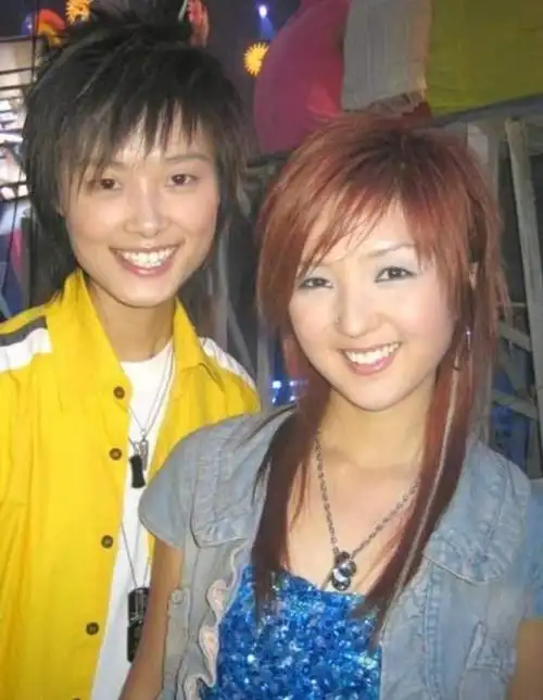 李宇春穿露背装开唱 火爆多年原因成谜 何洁有颜有实力却凉得彻底