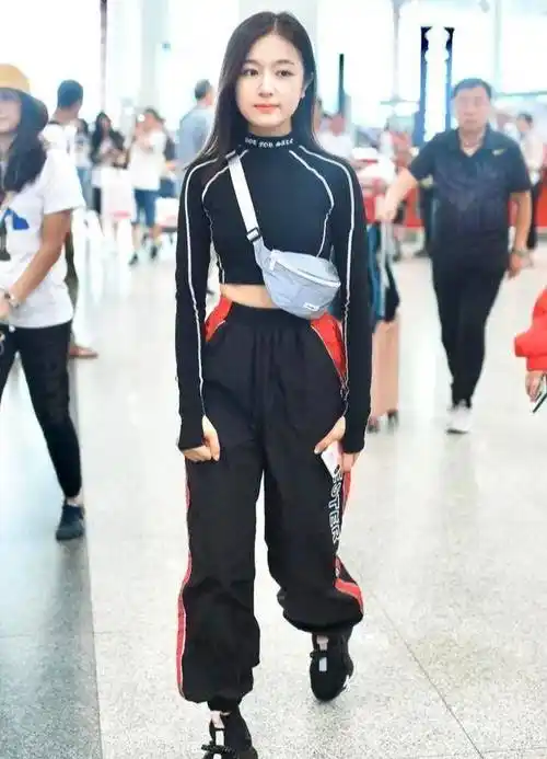 李兰迪瘦了真惊艳,黑色短上衣配运动裤,邻家酷女孩风真时尚_张子枫
